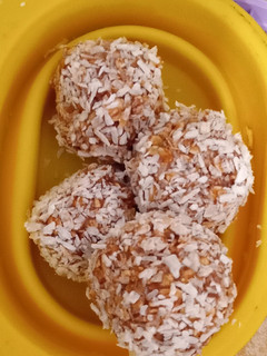 A picture of Swedish no bake chocolate balls. (Negroboll).