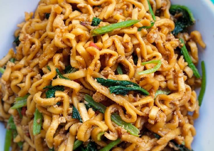 Bagaimana Menyiapkan Mie Goreng Telor yang Enak