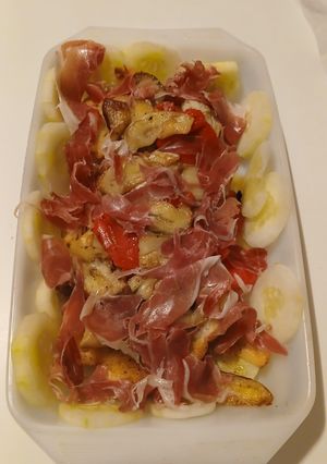 Una foto de Ensalada tibia con tostadas, berenjena y jamón de Teruel