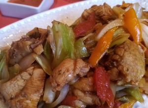 Una foto de Col Saltada con Pollo (o versión vegetariana con Champignones)