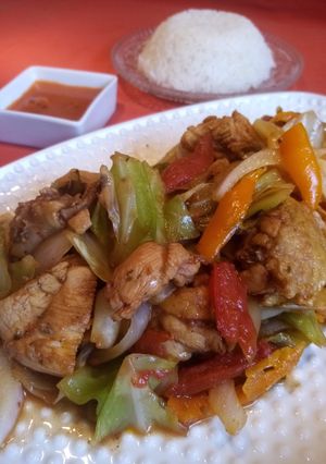 Una foto de Col Saltada con Pollo (o versión vegetariana con Champignones)