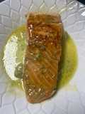 Salmón con mantequilla, limón y ajo