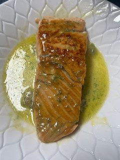 Una foto de Salmón con mantequilla, limón y ajo