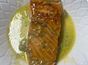 Foto principal de Salmón con mantequilla, limón y ajo