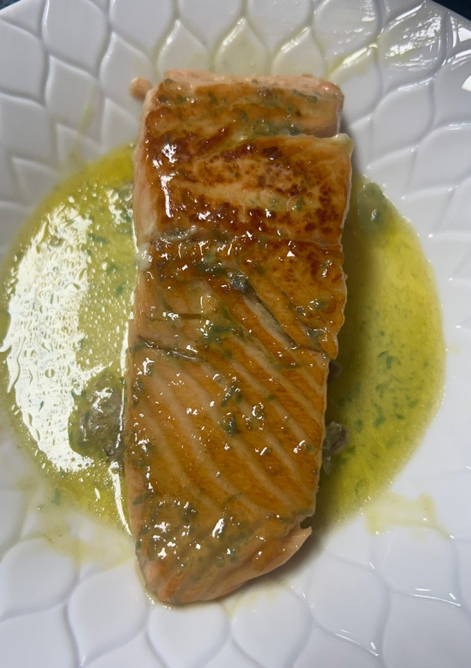Una foto de Salmón con mantequilla, limón y ajo