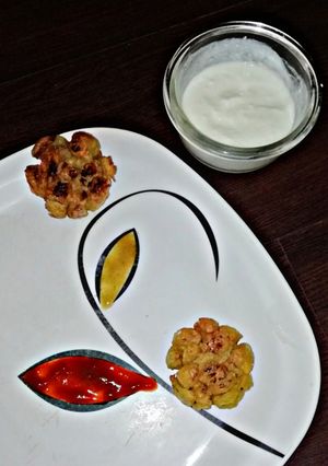 अनियन लोटस विद चीज़ी डीप(Onion Lotus with cheesy dip recipe in Hindi) रेसिपी मुख्य फोटो