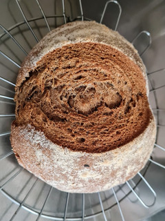 Una foto de Pan integral económico 🍞 larga fermentación (24 horas) 🍞 3 ingredientes + agua