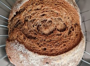 Una foto de Pan integral económico 🍞 larga fermentación (24 horas) 🍞 3 ingredientes + agua