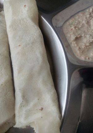 A picture of Masala dosa with peanutchutney.