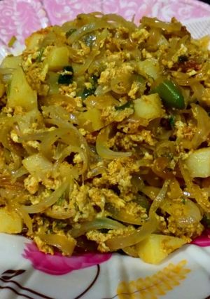 A picture of Alu anday ki bhujiya.