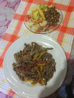 Una foto de Carne desmenuzada y verduras