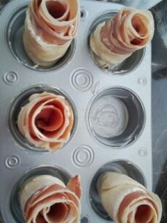 Una foto de Rosas de jamón serrano con pasta hojaldre