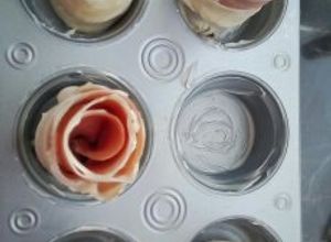 Una foto de Rosas de jamón serrano con pasta hojaldre