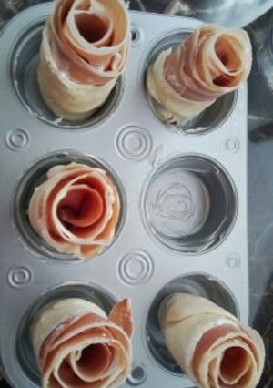 Una foto de Rosas de jamón serrano con pasta hojaldre