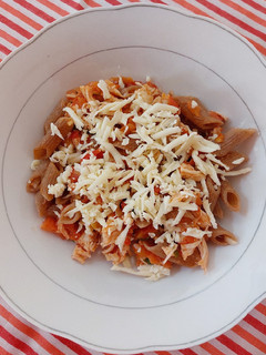 Una foto de Fideos caprese 🍝🍅🧄