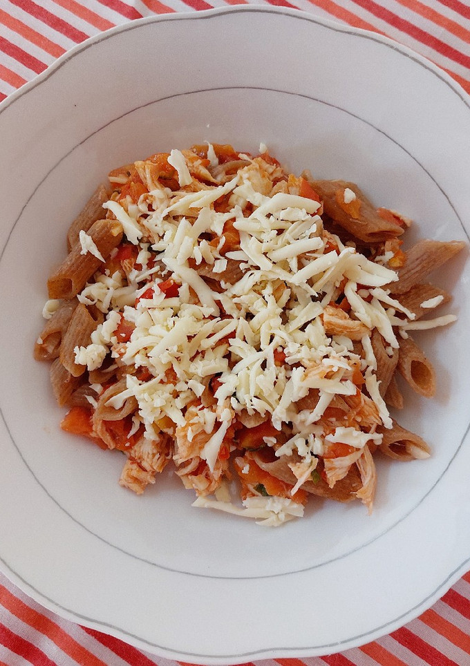 Una foto de Fideos caprese 🍝🍅🧄