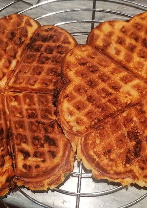 Sajtos, szalámis gofri recept fotója