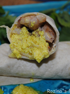 A picture of Azerbaijani chicken bites with fried garlic yogurt sauce.