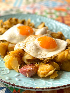 Una foto de Patatas al montón con pimientos y huevo - versión más sana