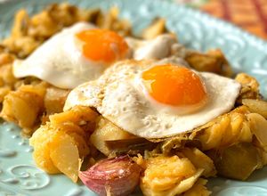 Foto principal de Patatas al montón con pimientos y huevo - versión más sana