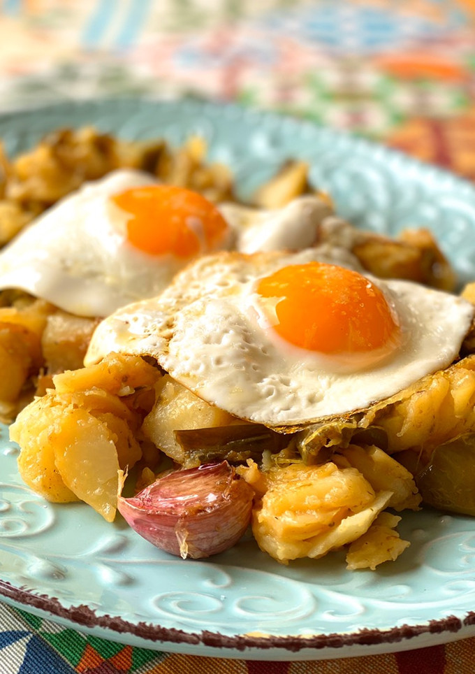 Una foto de Patatas al montón con pimientos y huevo - versión más sana