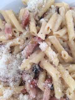 Una foto de Macarrones a la carbonara española