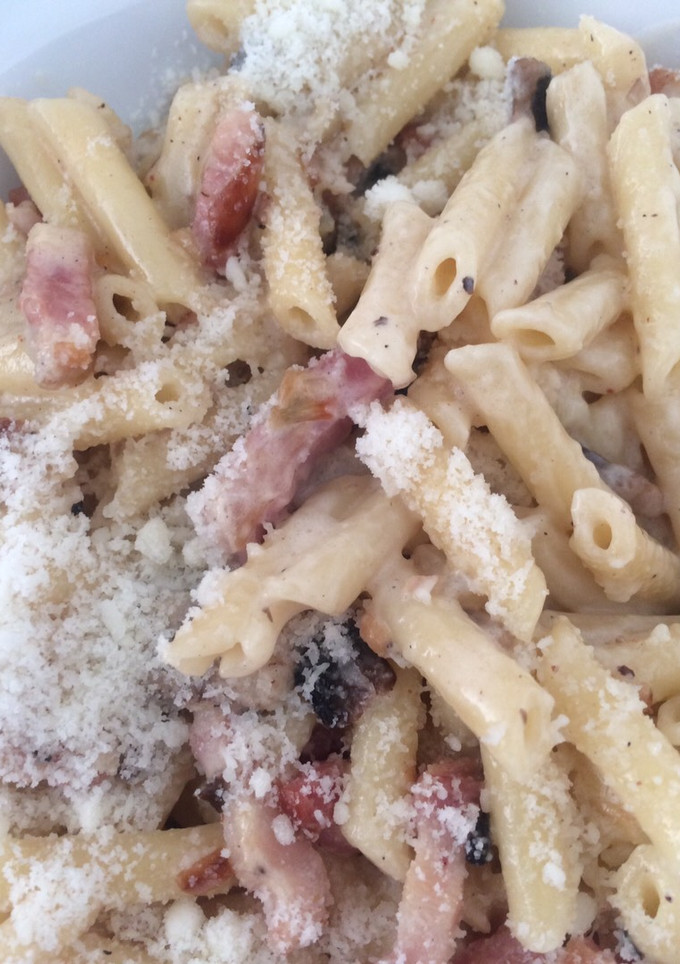 Una foto de Macarrones a la carbonara española