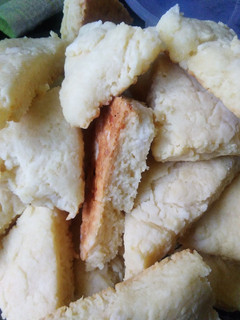 Una foto de Scones de queso con crema de leche