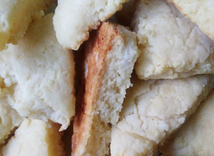 Una foto de Scones de queso con crema de leche