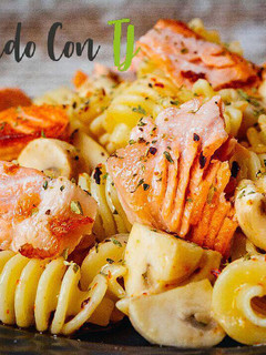 Una foto de Radiatori con salmón y champiñones