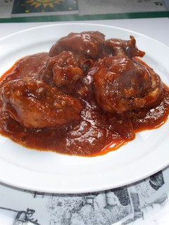 Una foto de Pollo en salsa de tomate con almendras y nueces