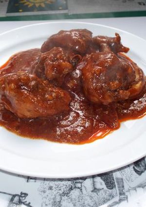 Foto principal de Pollo en salsa de tomate con almendras y nueces