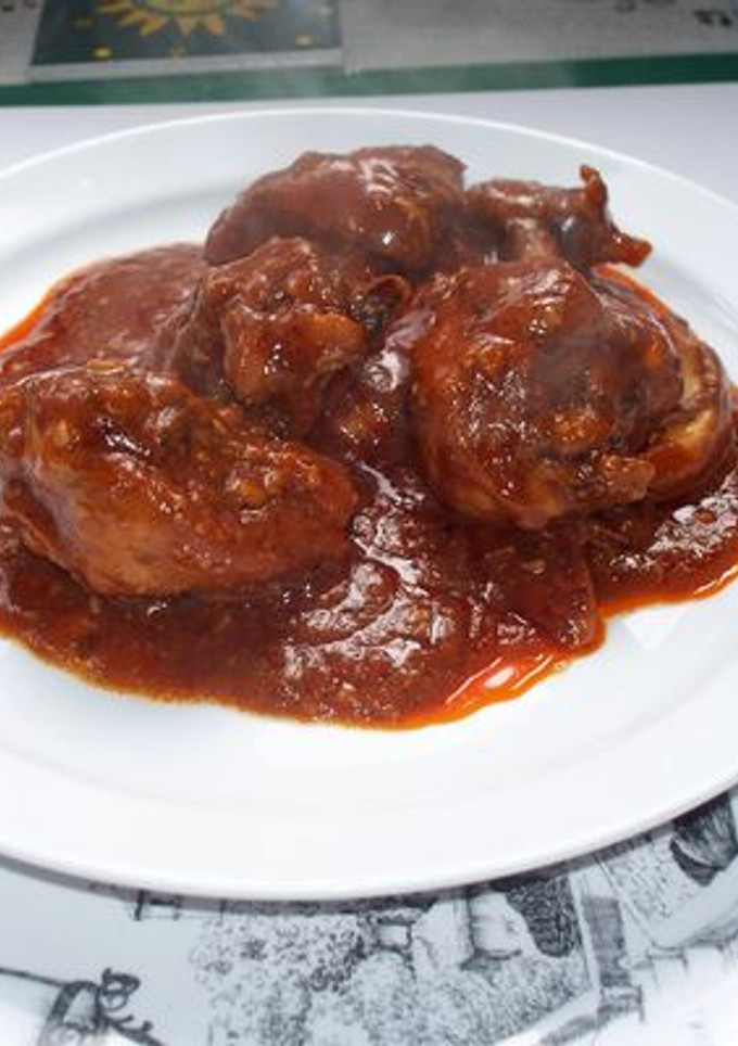 Una foto de Pollo en salsa de tomate con almendras y nueces