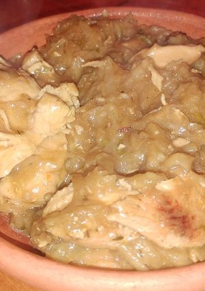 Una foto de Pollo dorado en cerveza negra con espaguetis de verdura