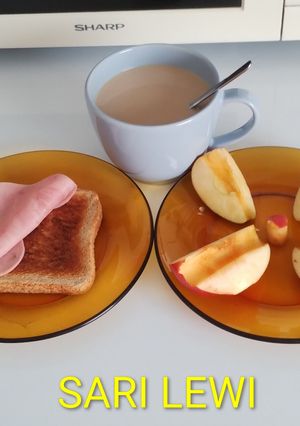 Una foto de Café CON LECHE, 1 REBANADA DE PAN CON 1 LONCHA DE PAVO Y 1 MANZANA