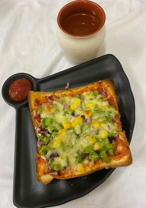 સેઝવાન બ્રેડ પીઝઝા (Schezwan Bread Pizza Recipe In Gujarati) રેસીપી મુખ્ય ફોટો
