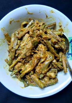 কচুর লতি সুটকি দিয়ে কষানো রেসিপির প্রধান ছবি