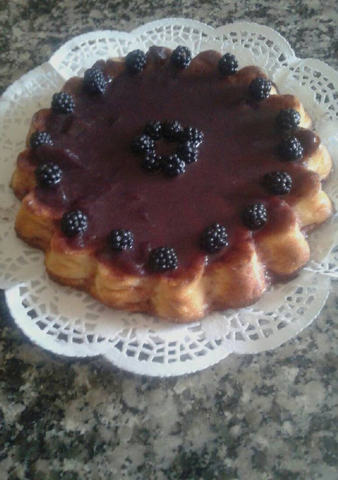 Una foto de Pastel de queso con gelatina de moras