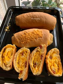 Hình của món Bánh mì nhân nho dừa.
