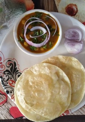 दही वाले छोले भटूरे (Dahi Wale chole Bhature recipe in hindi) रेसिपी मुख्य फोटो