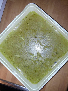 Una foto de Caldo de pollo para guisos y hervidos (fondo de olla)