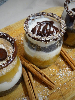 Una foto de Vasitos de yogur, compota de manzana y semillas de chía