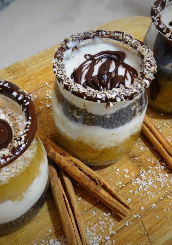 Una foto de Vasitos de yogur, compota de manzana y semillas de chía