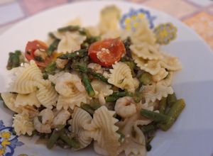Foto di Farfalle rigate con asparagi e gamberetti