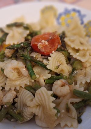 Foto di Farfalle rigate con asparagi e gamberetti