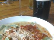 Una foto de pasta con setas y vino blanco