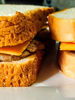 Una foto de LOMITO De Cerdo🐽 al Ajillo en Pan de Sándwich...!