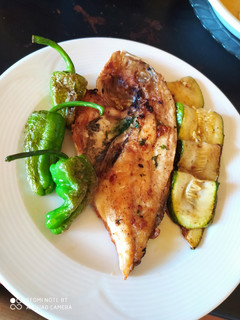 Una foto de Dorada a la plancha con vegetales