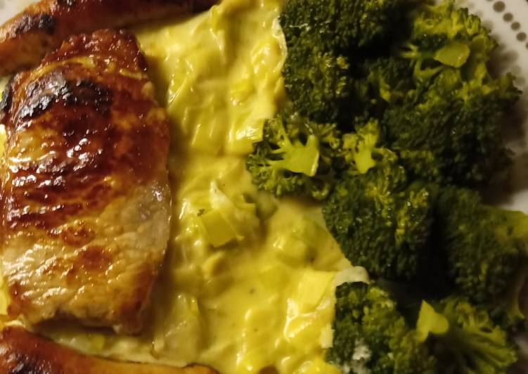 Recipe of Perfect Pork chops, pork sausages, creamed leeks and steamed broccoli