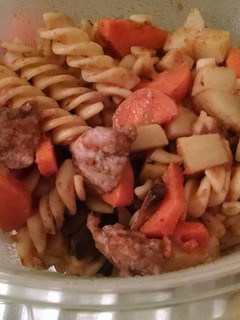 Una foto de Pasta con cerdo y verduras